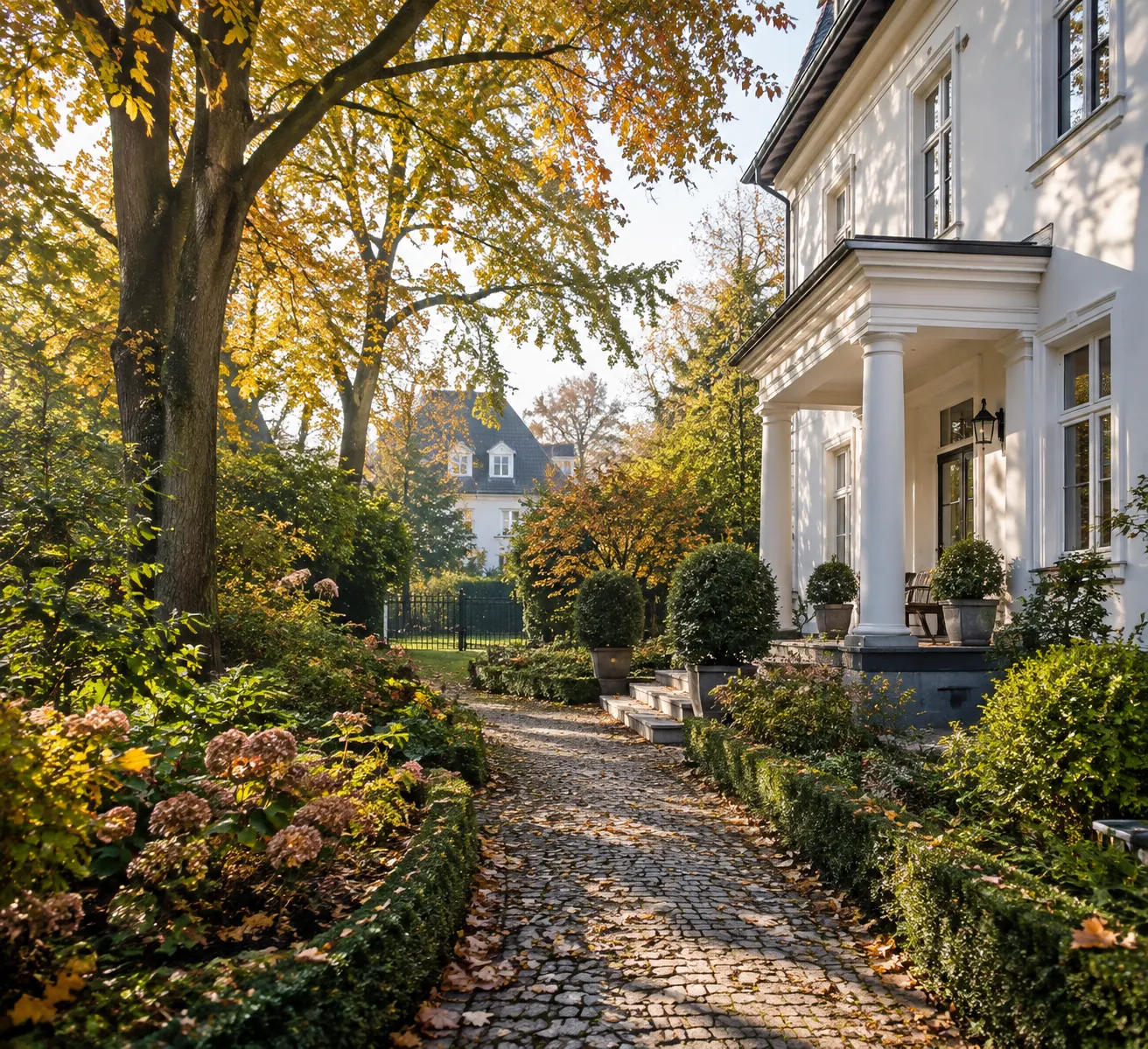 Freier Gartenweg unter erhaltenen Baumkronen vor einer Hausbesichtigung