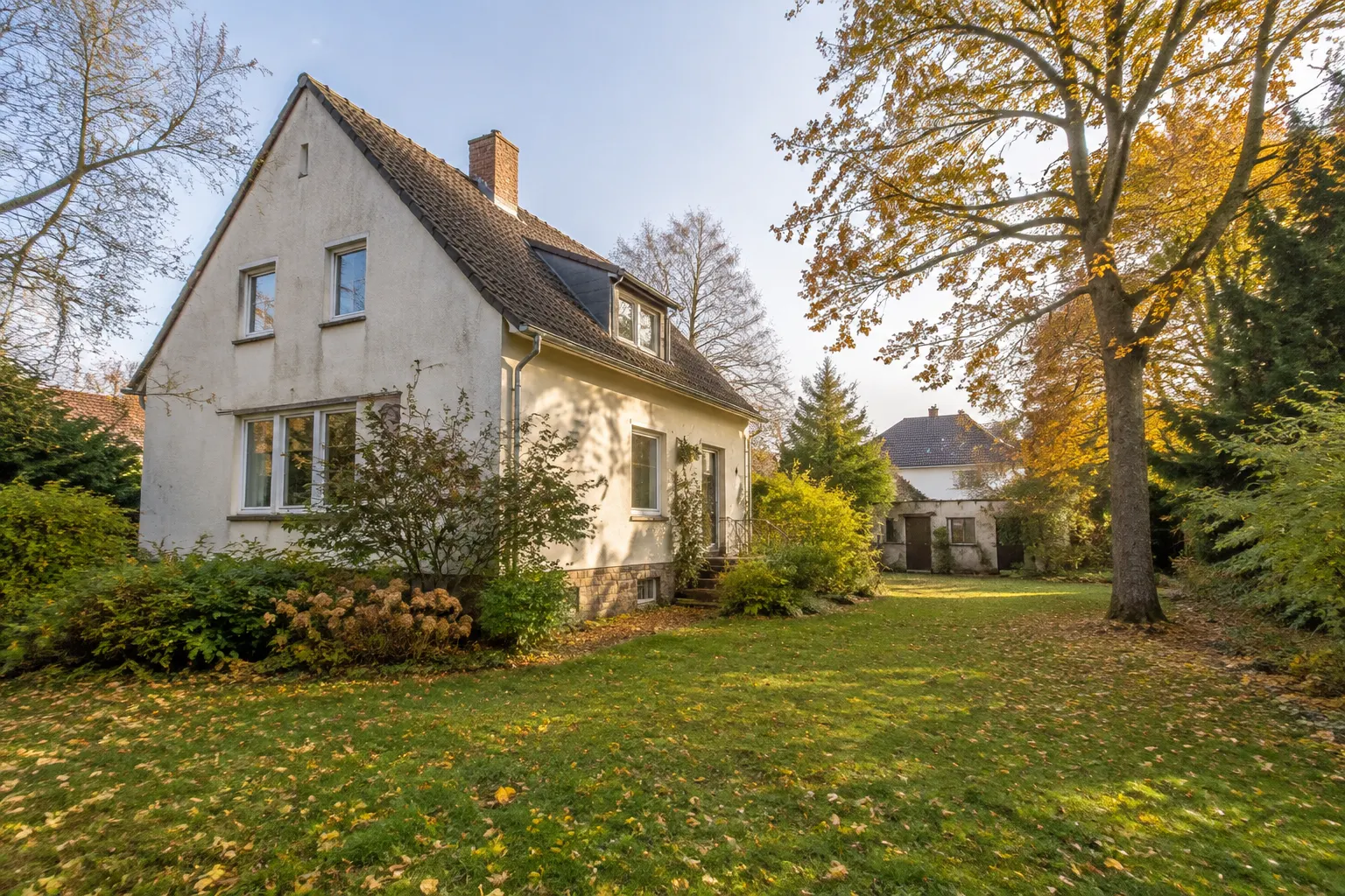Älteres Wohnhaus mit Garten als Gegenbeispiel zu unbebautem Bauland