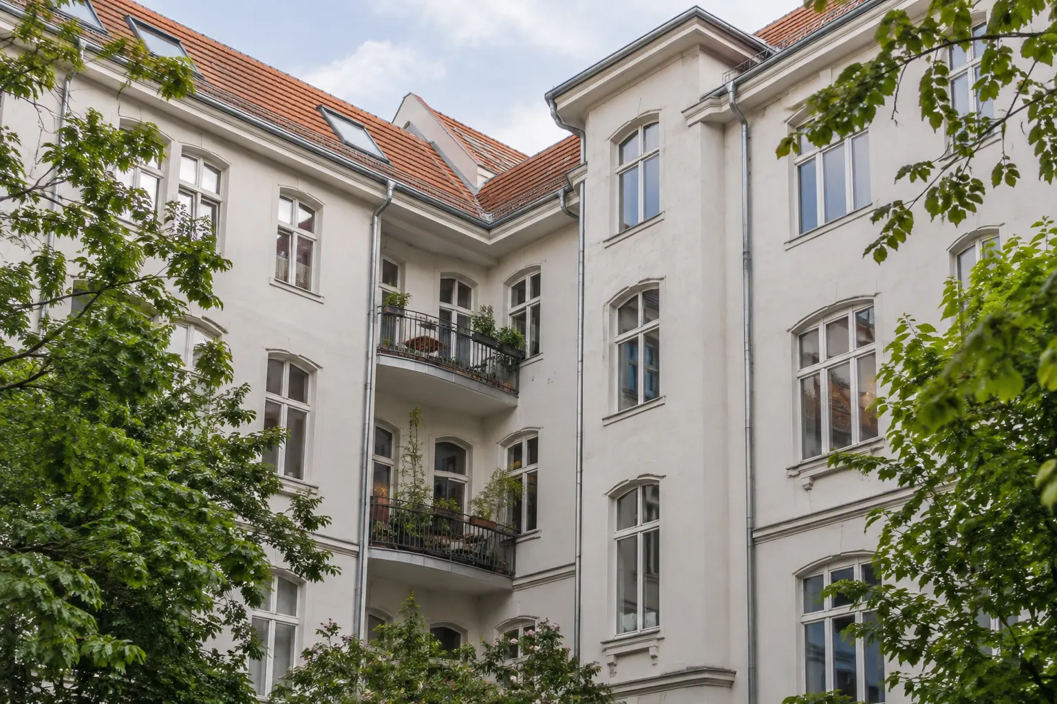 Dach und Fassade eines Mehrfamilienhauses als Beispiele für Gemeinschaftseigentum