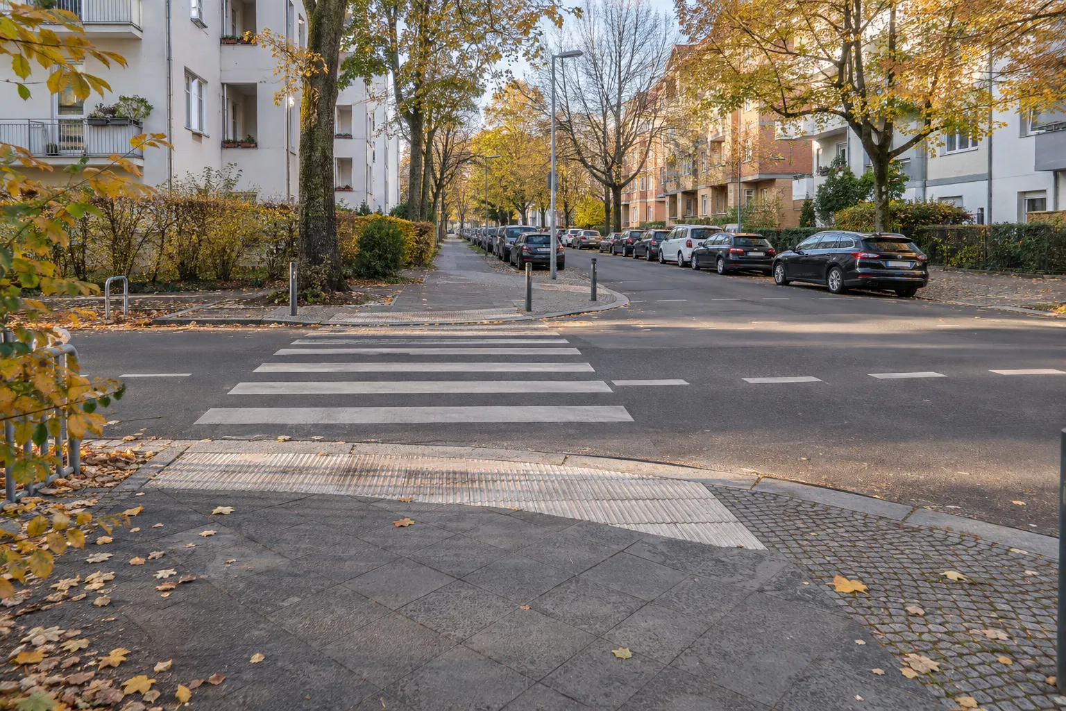 Gehweg mit übersichtlicher Straßenquerung auf einem möglichen Schulweg