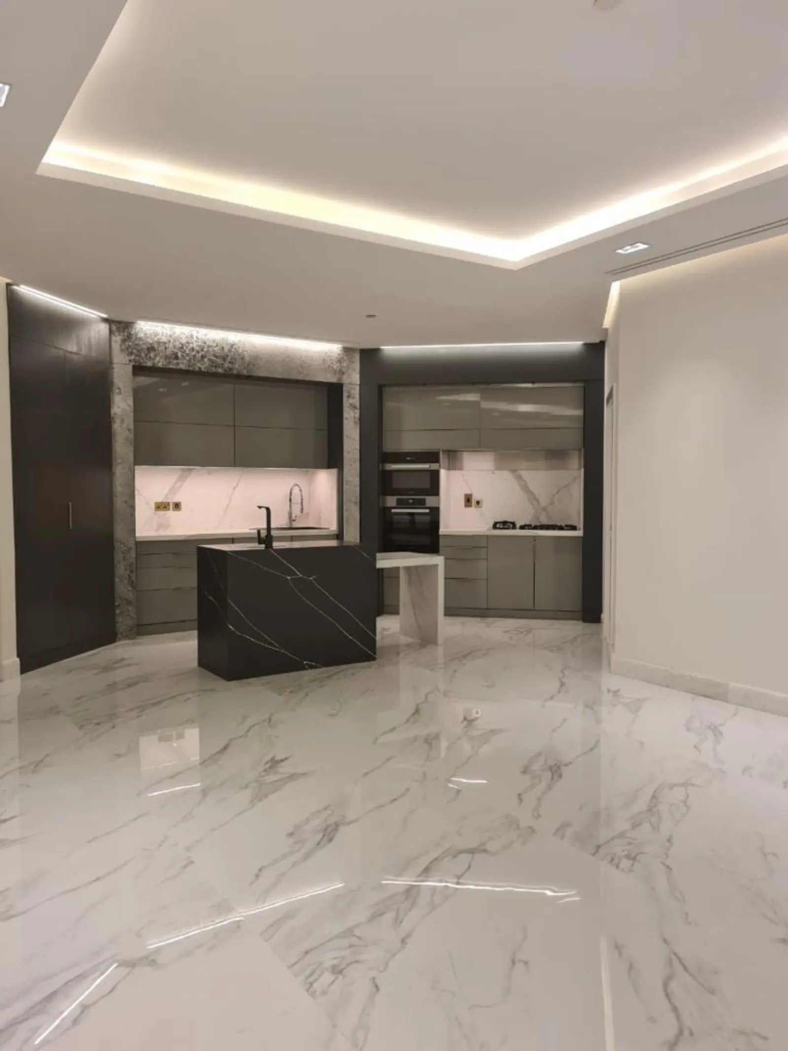 Highend! Hochwertig renoviertes 3-Bettzimmer auf Palm Jumeirah – Bild 3