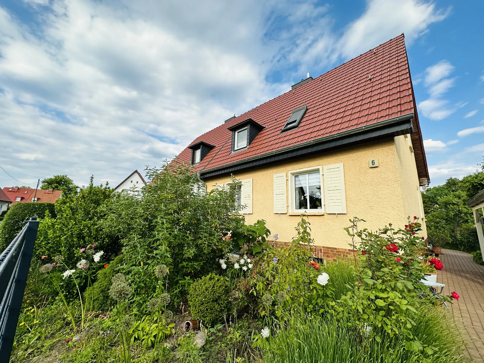 Traumhaft! Top gepflegtes Haus mit großem Garten, Garage und einem Pool! Absolut ruhig gelegen!