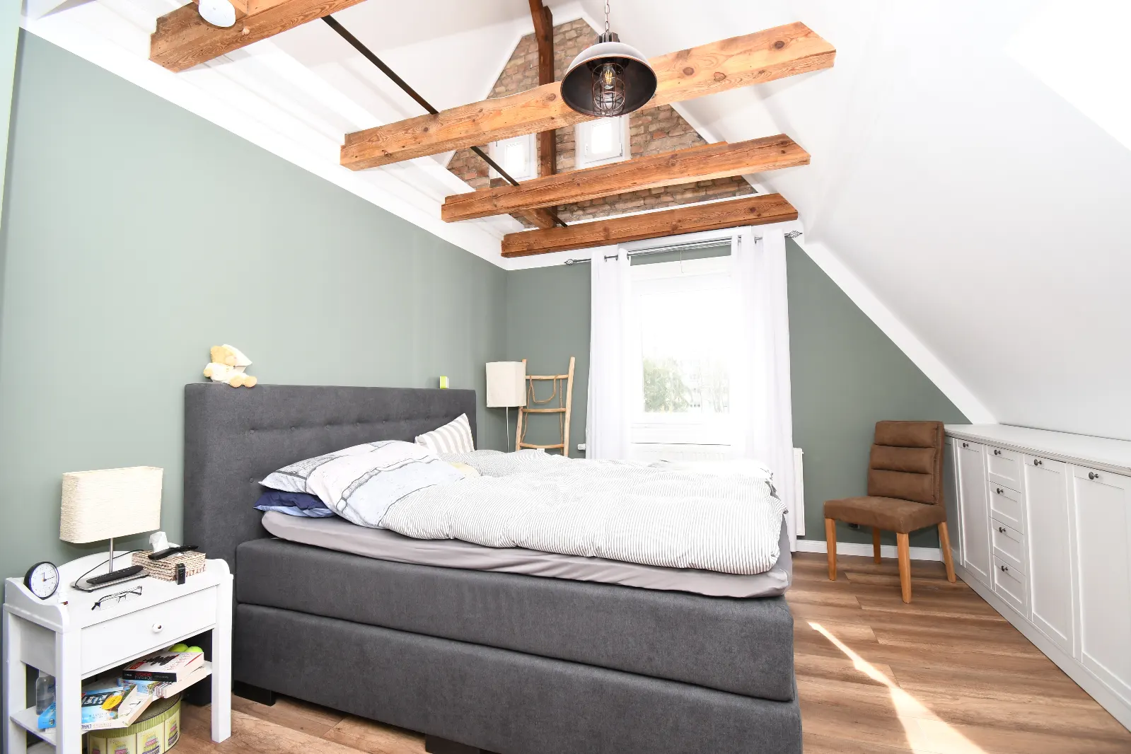 Traumhaft! Top gepflegtes Haus mit großem Garten, Garage und einem Pool! Absolut ruhig gelegen! – Bild 4
