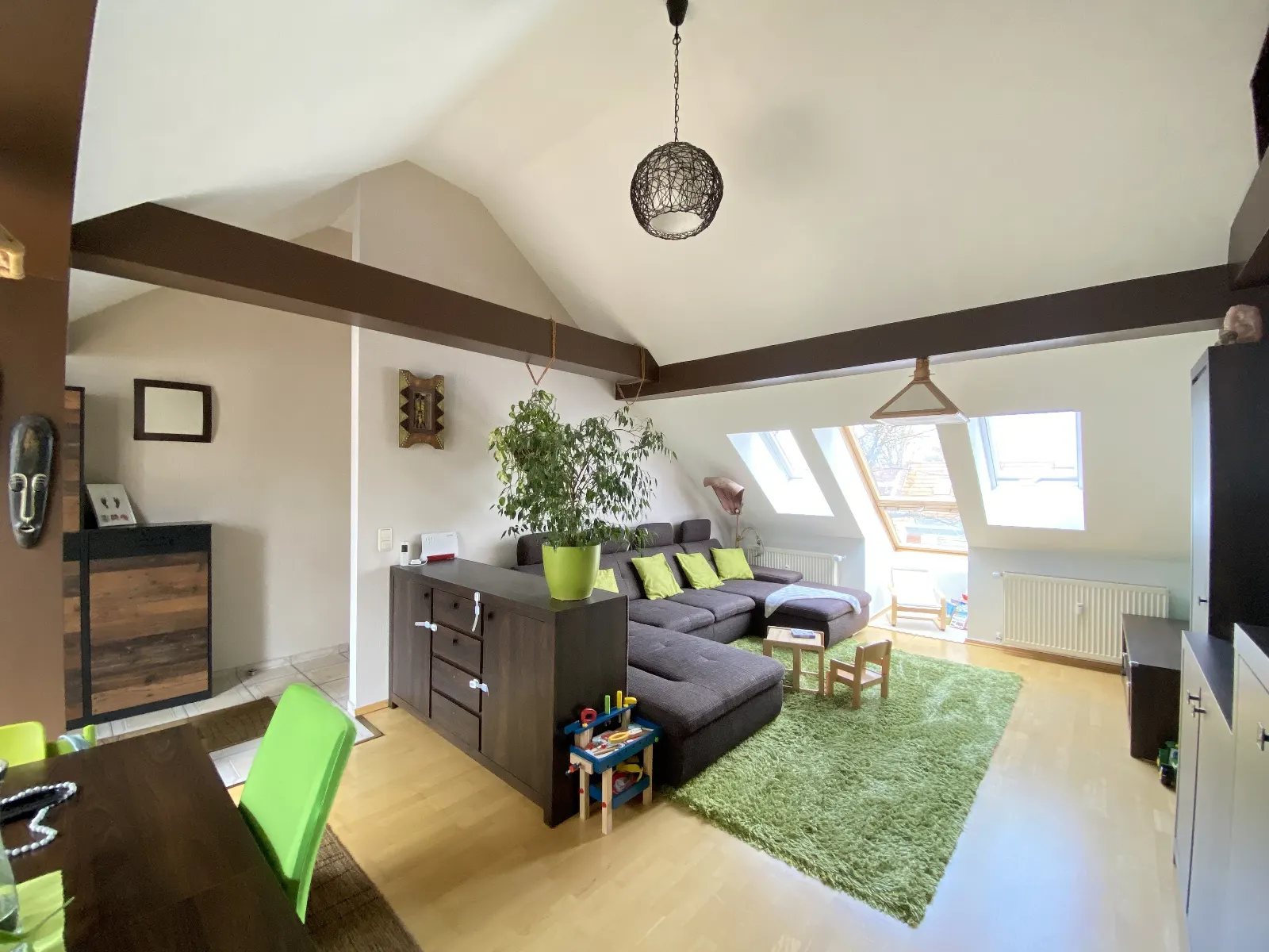Helle & großzügige Dachgeschosswohnung in ruhiger Wohnlage in Berlin-Mariendorf mit Terrasse