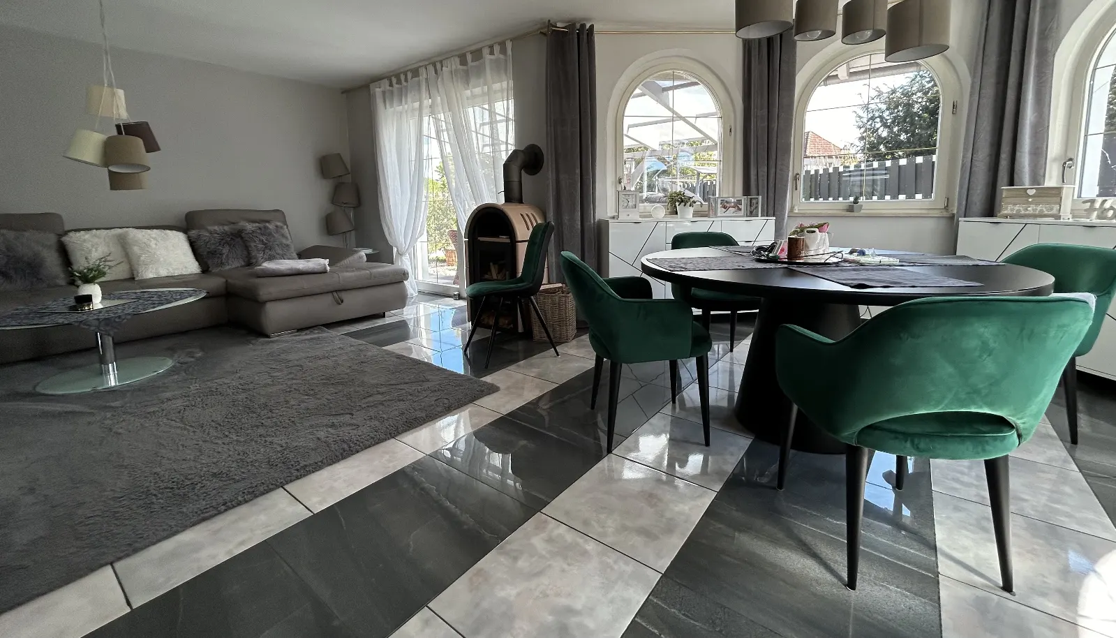 Komfortables Einfamilienhaus mit Pool direkt am Stadtrand – Bild 3