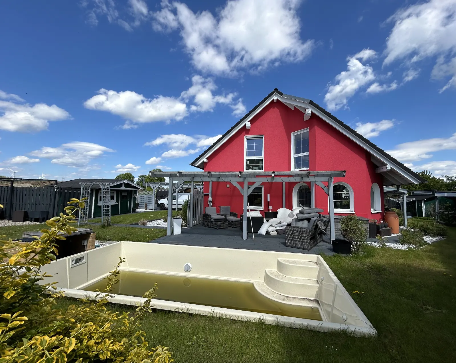 Komfortables Einfamilienhaus mit Pool direkt am Stadtrand