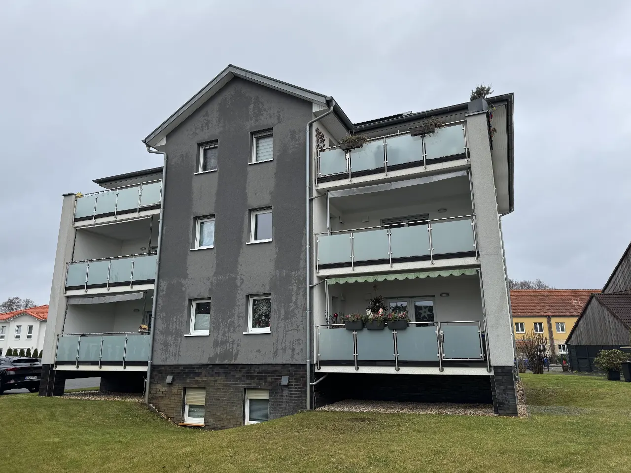 Modernes Mehrfamilienhaus mit hochwertiger Ausstattung und Top-Lage im Grünen – Bild 3