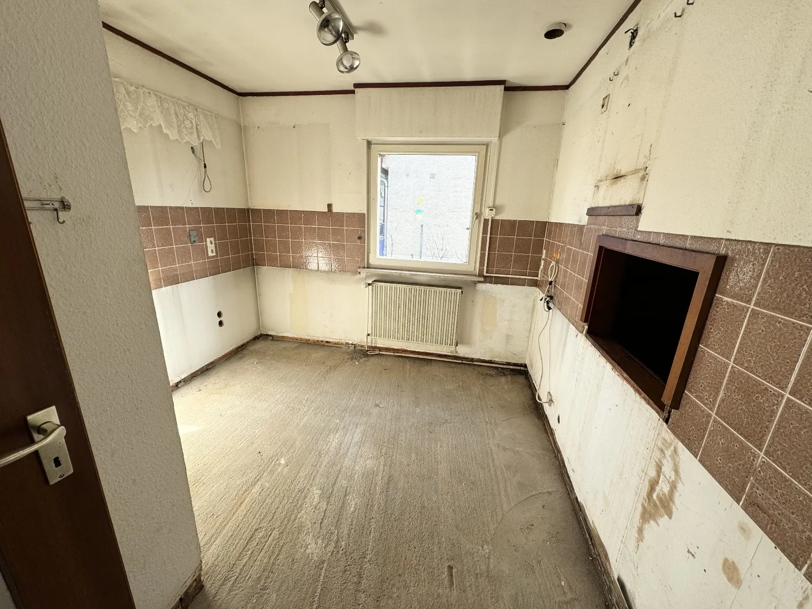 Großzügiges Zweifamilienhaus in direkter Wassernähe mit Potenzial – Bild 5