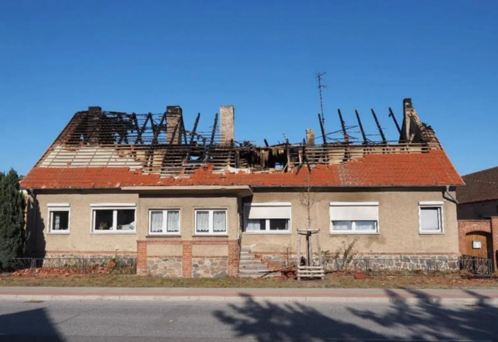 Idyllischer Vierseitenhof mit Stallungen, Scheune und weitläufigem Grundstück – Bild 4
