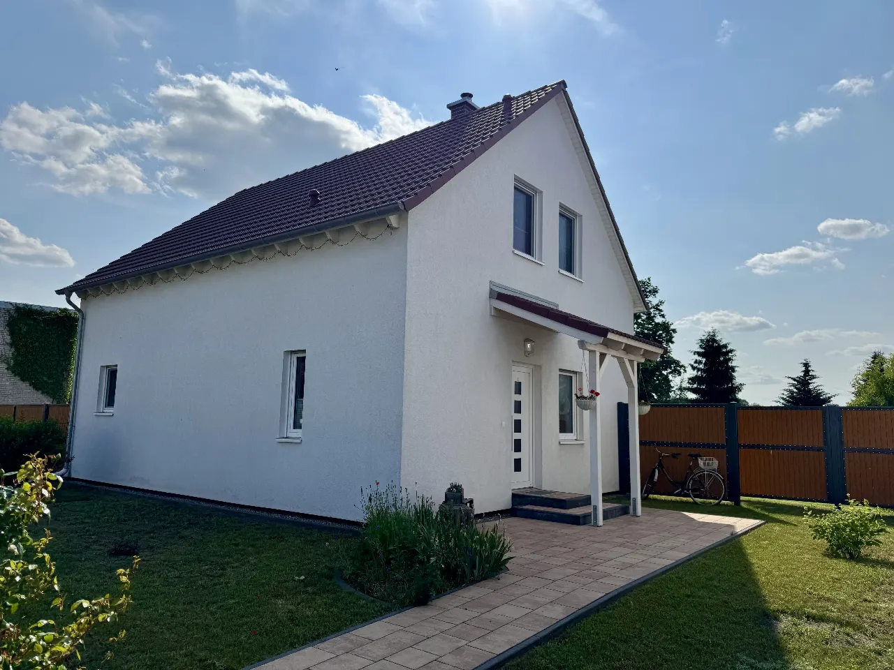Wohnen im Grünen: Einfamilienhaus mit erweitertem Nebengelass und Naturblick – Bild 3