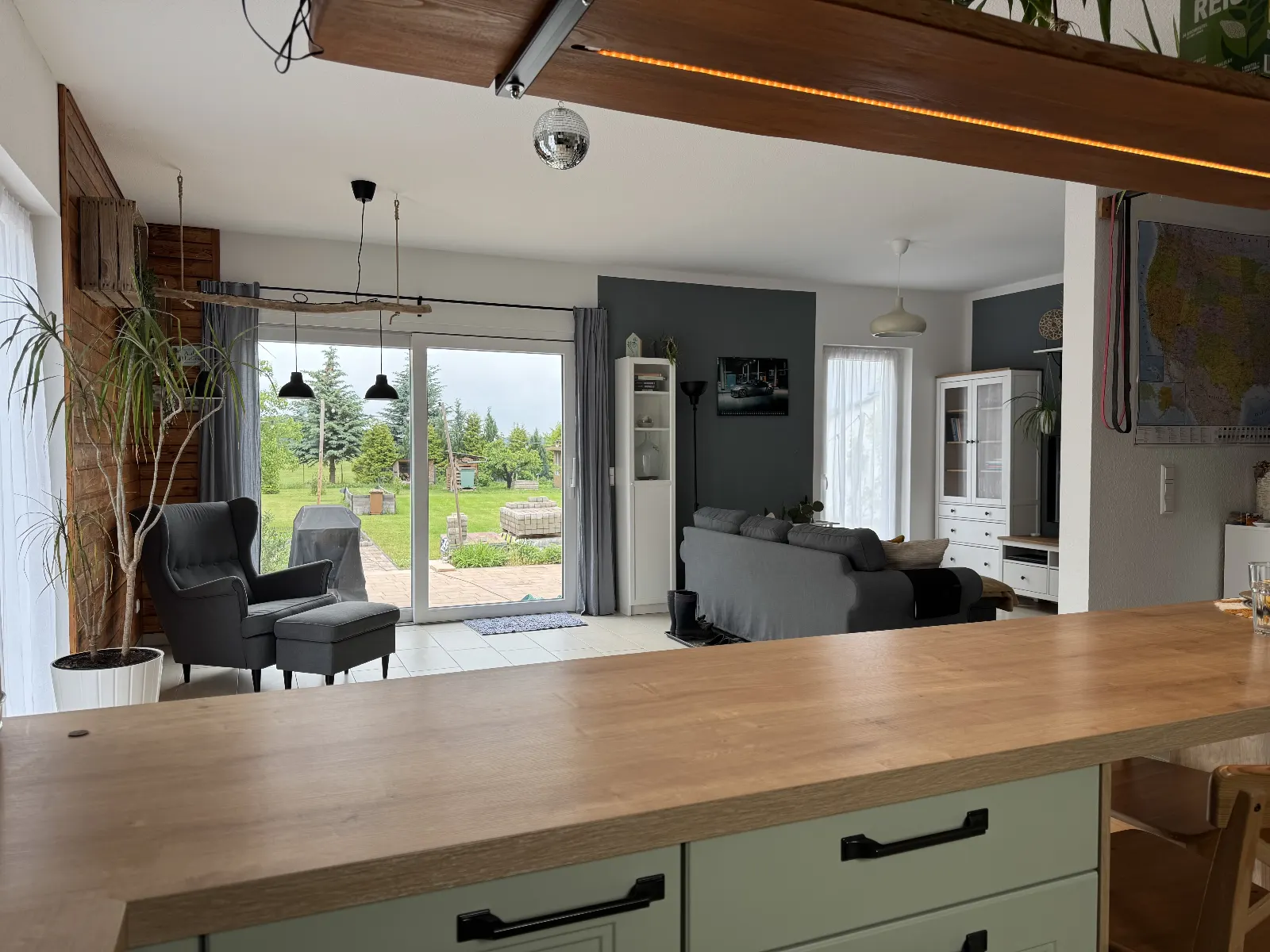 Wohnen im Grünen: Einfamilienhaus mit erweitertem Nebengelass und Naturblick – Bild 4