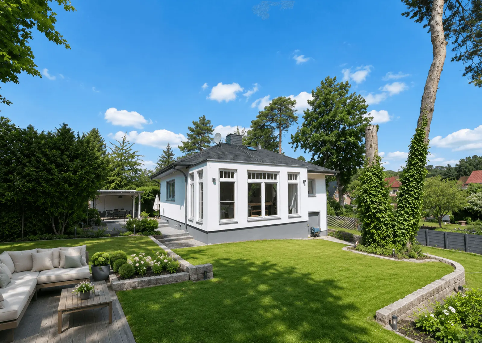 Einfamilienhaus mit großem Traumgrundstück, Pool und Entwicklungspotenzial
