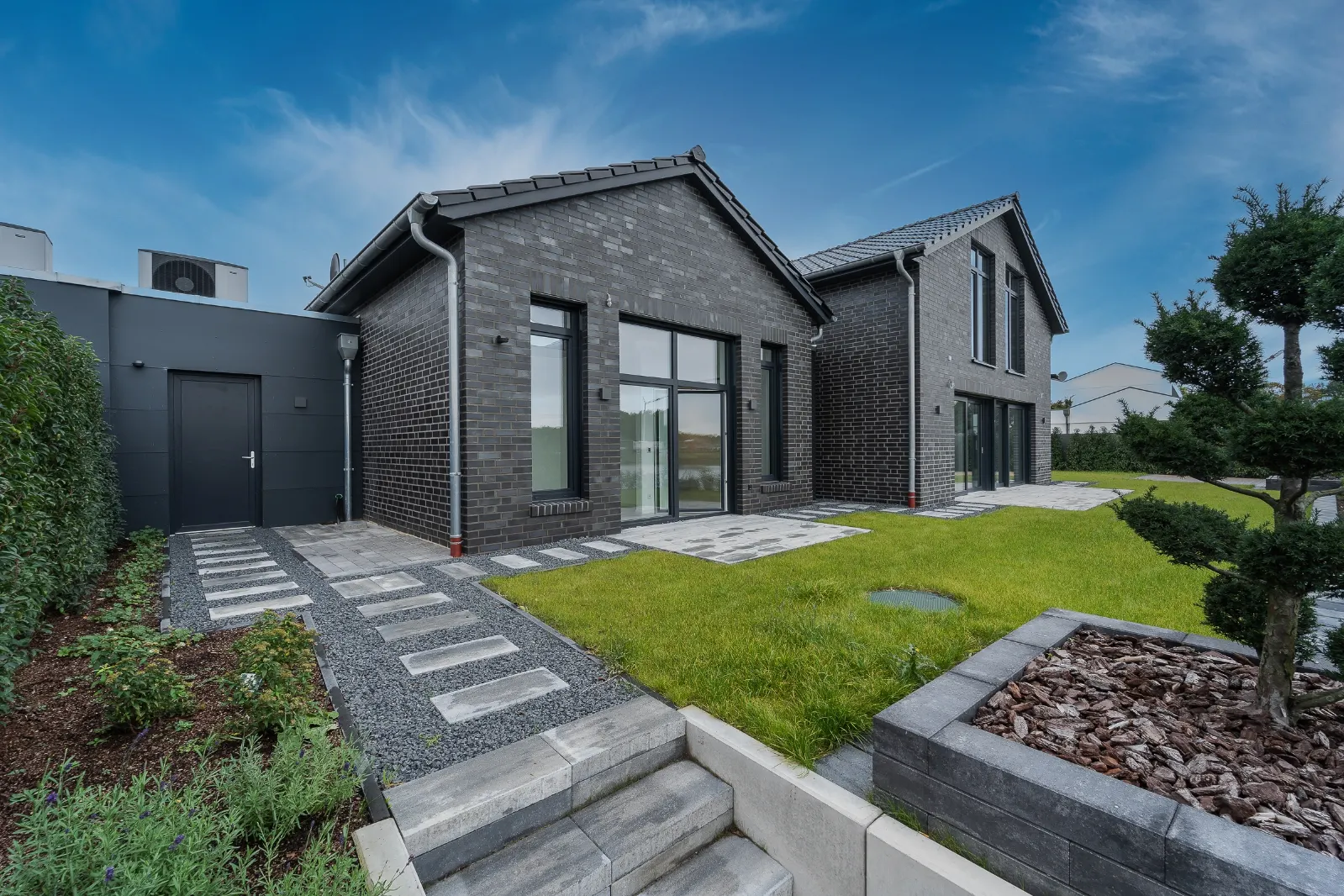 Exklusives Einfamilienhaus mit Einliegerwohnung und Photovoltaikanlage
