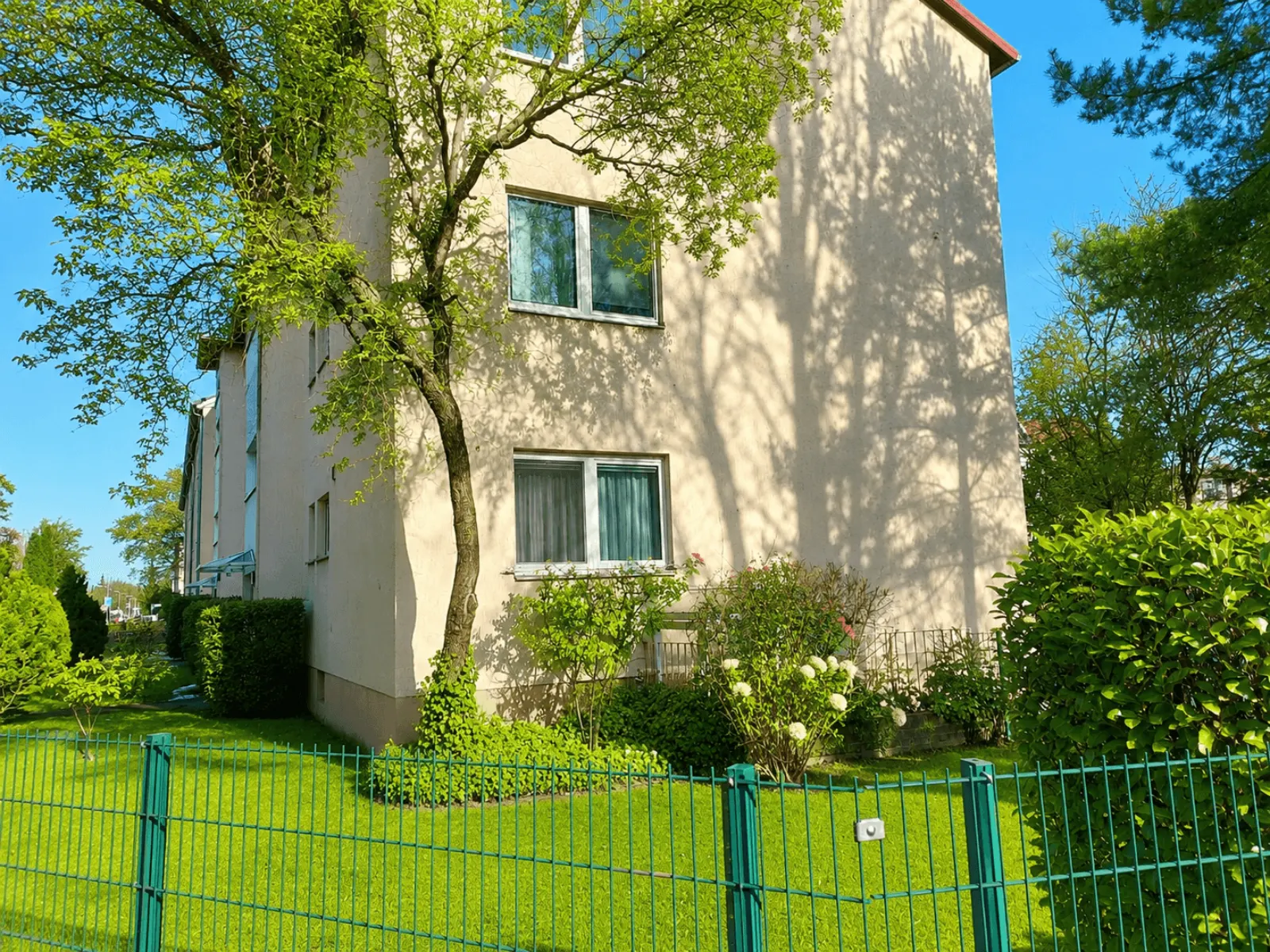 Top sanierte & gut geschnittene 2-Zimmerwohnung mit Stellplatz und Balkon in ruhiger Lage