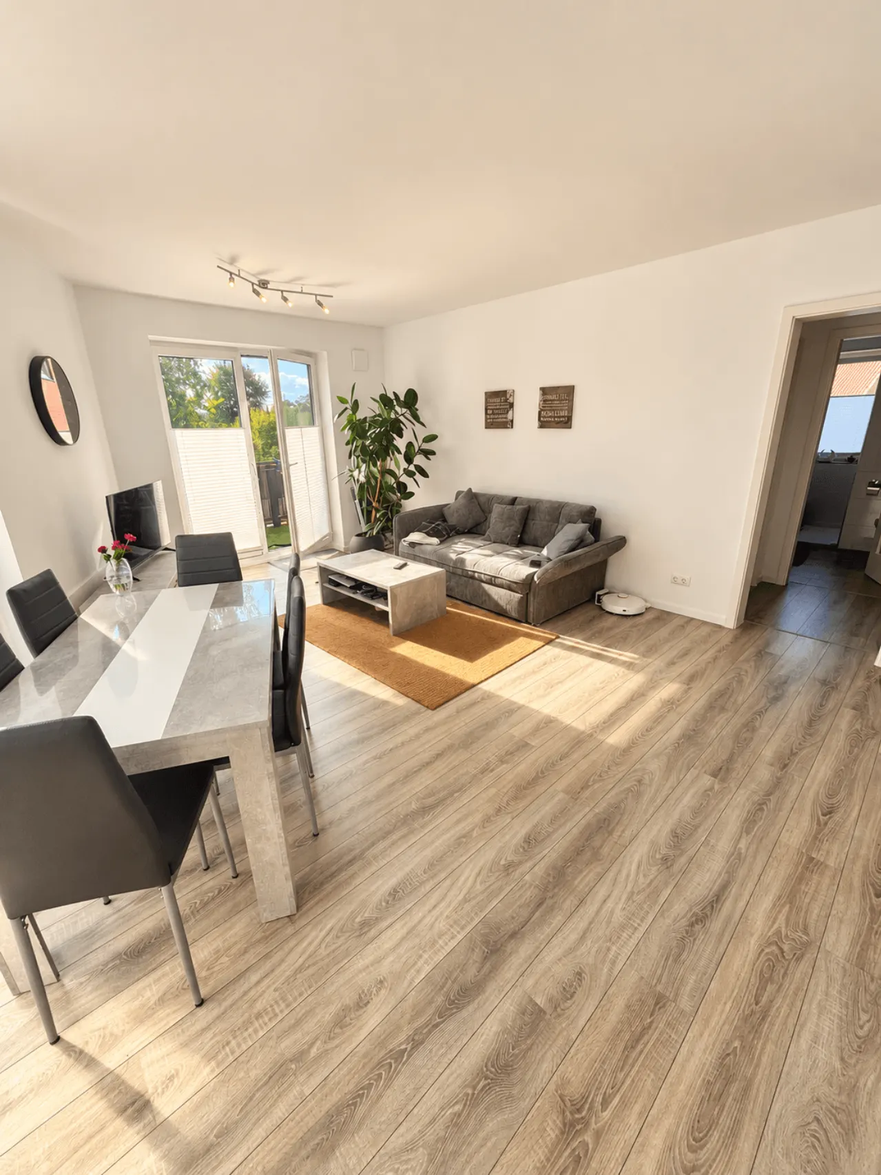 Moderne Obergeschosswohnung mit Südbalkon und herrlichem Ausblick – Bild 3